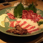 大衆酒蔵　水戸黄門 - 馬刺し盛り合わせ（箸を付けた後ですみません）