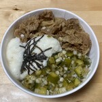 松屋 - 山形だしの三色丼（テイクアウト、自分で鈍に盛り付けた状態）