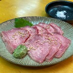 炭火焼肉牛小屋 - 和牛タン刺し