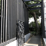 AMOUR - お店の塀、アプローチを進みます