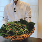 AMOUR - 枝豆の籠を持つ、マスク姿の後藤シェフ