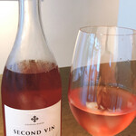 AMOUR - 前菜の中のコンソメのジュレに石川さんがロゼを合わせてくださいました。ロゼはほとんど飲んだことがないので新鮮です*\(^o^)/*