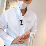 AMOUR - 前菜を説明してくださるマスク姿の後藤シェフ