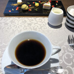 AMOUR - コーヒー、奥はミニチュアケーキ
