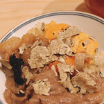 はらまさ - 牛肉、雲丹、卵黄、追いトリュフ*\(^o^)/*
      香りも届けたいくらい。