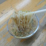 上海軒 - 麺のリフトアップ