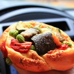 ブーランジェリー カドー - 夏野菜のピリ辛ロール