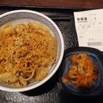 吉野家 - キムチ豚丼並440円＋税に七味ぶっかけ