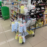 ファミリーマート - 地域柄　ゴルフボールが売っていた