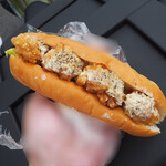 道の駅 インフォメーションセンターかわもと - コッペパンサイズのパンが使用された唐揚げマスタードドッグです