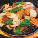 龍宮楼飯店 - 肉野菜炒め。熱々の鉄板で、ビールのおつまみとして最高。