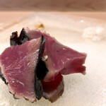 うを徳 - 那智勝浦 鰹 藁焼き + 辛子（奥）