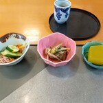 鰻　うおとよ - 前菜として小鉢三品！真ん中の茄子の煮浸しが非常に美味い！一番右は金柑？のゼリー。