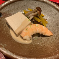 賛否両論 - 先付け
                    天使の海老、カシューナッツ豆腐、山エノキとコリンキーのおひたし