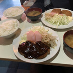 エポック - メンチカツ定食、その向こうはカレーコロッケ定食