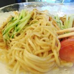 中華料理 鳳凰 - ぜーんぶ混ぜて食べてみました。この食べ方も美味美味美味。棒々鶏がたくさん入ってますね。さっき筋トレしてきたので高タンパクはありがたいです。鶏肉は低温調理法のような柔らかさとしっとり感があってgood!