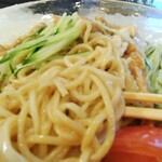 中華料理 鳳凰 - この麺は、この棒々鶏にピッタシで美味しいです。