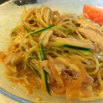 中華料理 鳳凰 - 混ぜ混ぜ、混ぜ混ぜ。胡瓜のシャクシャクとくらげのコリコリが何とも言えない食感のハーモニー。汁も残さずいただきます。あー美味い！棒々鶏冷やし中華にして正解正解、大正解！