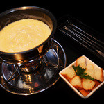 エム - 料理写真:当店オリジナルチーズフォンデュ☆スイスのチーズ2種をブレンドした本格的な味わい!