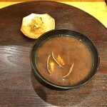 江戸前晋作 - 天丼に付く味噌汁 + 漬物