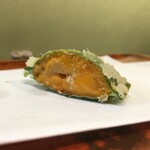 江戸前晋作 - 利尻島 蝦夷馬糞雲丹（赤雲丹）の大葉巻（おまけ）