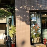 Ie'e HAIR BOTNICAL COFFEE - 左がコーヒー、右がヘアサロン