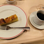 パリのワイン食堂 - デザートリンゴのプティングケーキ