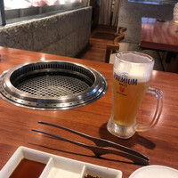 やきにくのバクロ 博多店 - 生ビールで乾杯