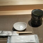 寿し芳 - お箸、しょう油差し、お茶、おしぼり。