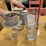 Betonamuryouri Aobaba - 「ベトナムコーヒー」@350(税別) 左のコップの上にのった器具にコーヒーが入っていて、お湯を注いで目の前でドリップします。