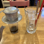 Betonamuryouri Aobaba - ベトナムコーヒーが少しづつドリップされます。