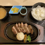 釧路ふく亭 - 鉄板ステーキ定食 1280円
            自家製和風ステーキソースは
            自分でかけます！