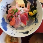 海鮮カフェ&バー グラベル - 海鮮丼　８８０円(税別)　玉子まで入れたら１０種類のネタ。