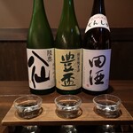 炭火焼 海ごはん サカナヨロコブ - ドリンク写真:当店が厳選した日本酒の飲み比べセット