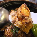 東巴 - 熱々の土鍋麻婆豆腐のアップ　【　２０１２年６月　】