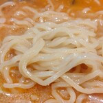 辛さ一本道 路山 - 赤南蛮味噌ラーメンの麺アップ