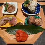 おおたに - 八寸(剣先イカと里芋の旨煮、サザエの壺焼き
      　アジの手鞠ずしと落花生の塩茹で、三元豚の角煮)