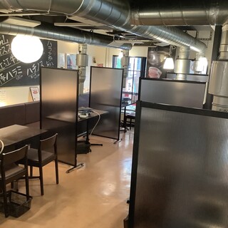A homely space! Various table seats for 2 people ~ OK◎