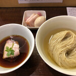 らあめん サンド - とろとろ昆布出汁のからませつけ麺 ＋ 味玉&チャーシュー増し