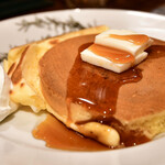 カフェ香咲 - ホットケーキ@780円：バター＆メープルシロップを乗せて。