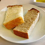 オーガニックグリル鵠沼海岸 - 自家製フォカッチャ