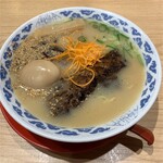 九州らーめん 亀王 - 黒肉一本麺のとろ玉トッピング