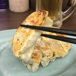 Yokohama Ie Keira-Men Konshinya - タレ無しでもイケる濃ゆい味はいいね。
                        
                        色々とぐるぐるまわって、餃子はタレ無し！
                        
                        だってタレ付けたらだいたい何処も一緒の味(´⊙ω⊙`)
                        
                        