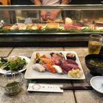 Sushi Maruhiro - にぎりランチ 1.5人前。スクウェアの皿にて登場