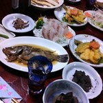 せっちゃんのエクスペリヤンスの家 - 夕食の一部。奥の白いのはイカの一夜干し