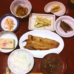せっちゃんのエクスペリヤンスの家 - 朝食。赤ホッケ、卵豆腐、蕨のお浸し、根曲り竹のバター炒め、なめこの和え物など