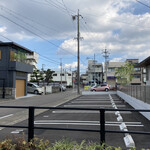 マンダレー - マンダレー駐車場と奥に見えるのがマンダレーのお店