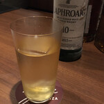 バー ゴヤ - ラフロイグのソーダ割。香りも味も濃くておいしい。