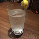 バー ゴヤ - ジントニック。めちゃくちゃおいしい。途中でレモンの香りが足せます！！