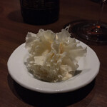 バー ゴヤ - カーネーションみたい！なチーズ。牛乳らしいけど山羊のチーズみたいにちょっとクセがあって濃厚な味。